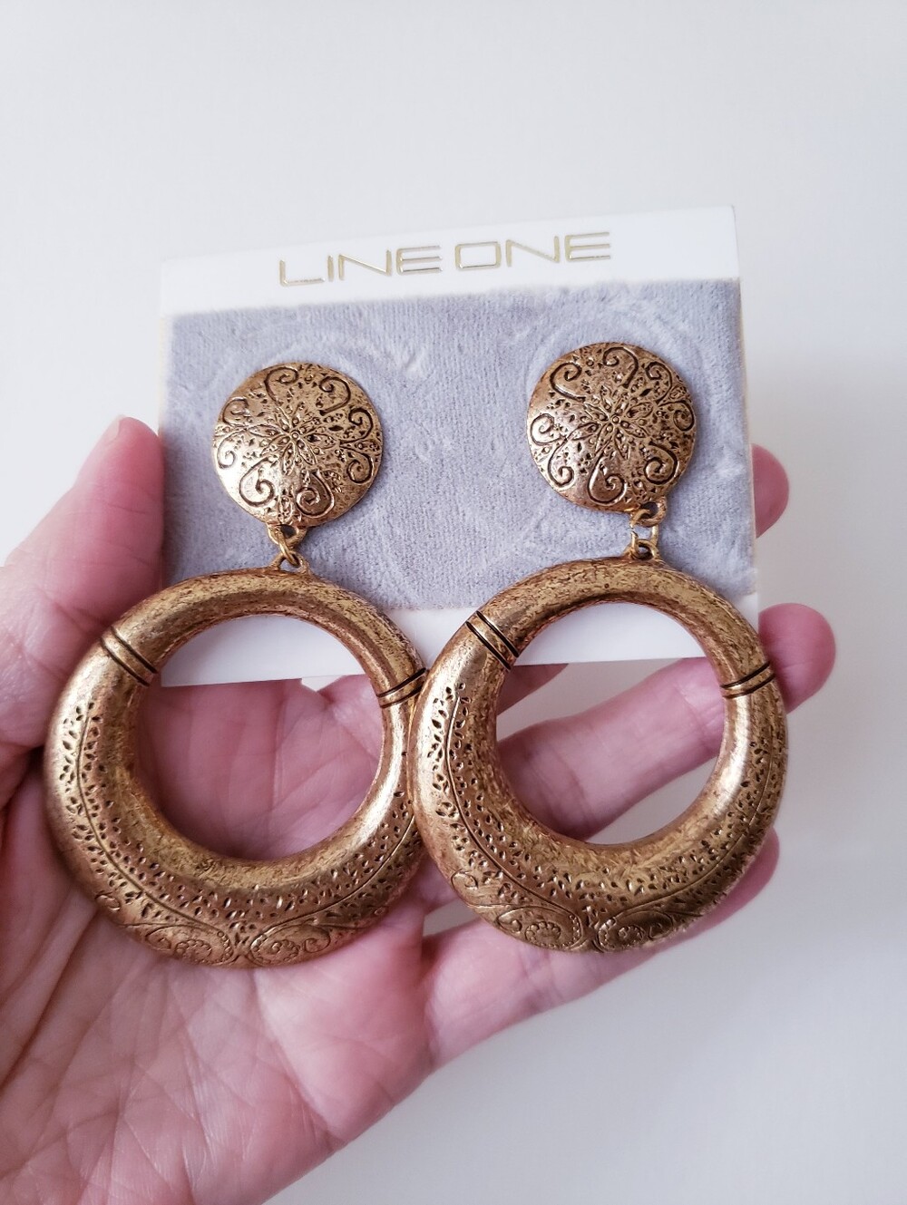 Vintage Line One Round Hoop Earrings - Picture 3 of 7